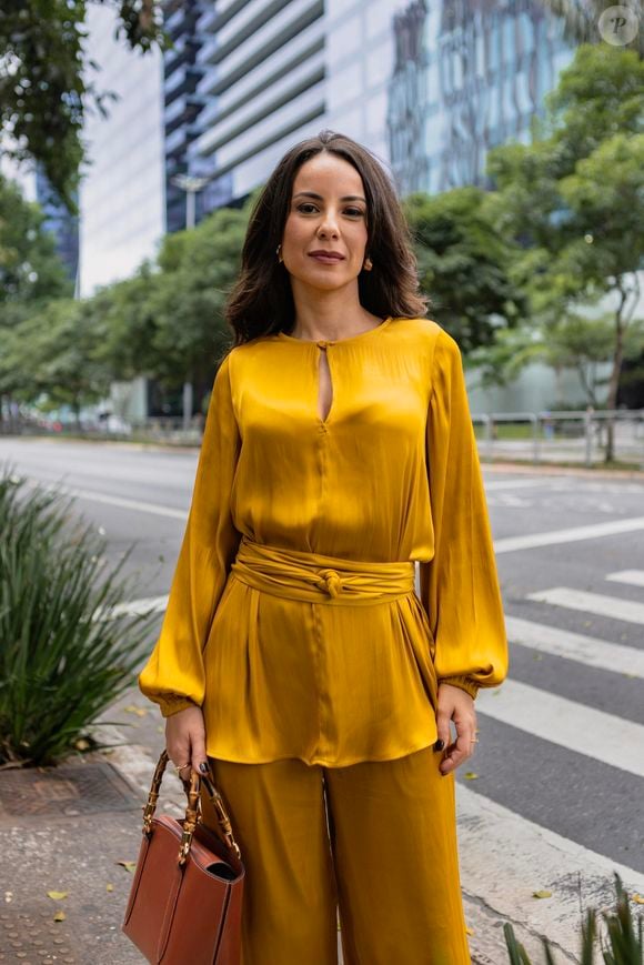 Zenilda flagra traição de Ferette, tem homem aos seus pés e se envolve com Rogério