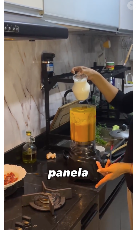 Para deixar a sopa de abóbora com ainda mais sabor, bata junto os acompanhamentos com leite