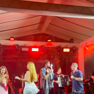 O cantor viralizou em um vídeo ao lado de Virgínia, Luciano Huck e Eva dançando no palco