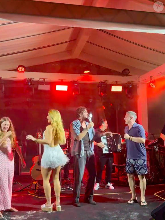 O cantor viralizou em um vídeo ao lado de Virgínia, Luciano Huck e Eva dançando no palco