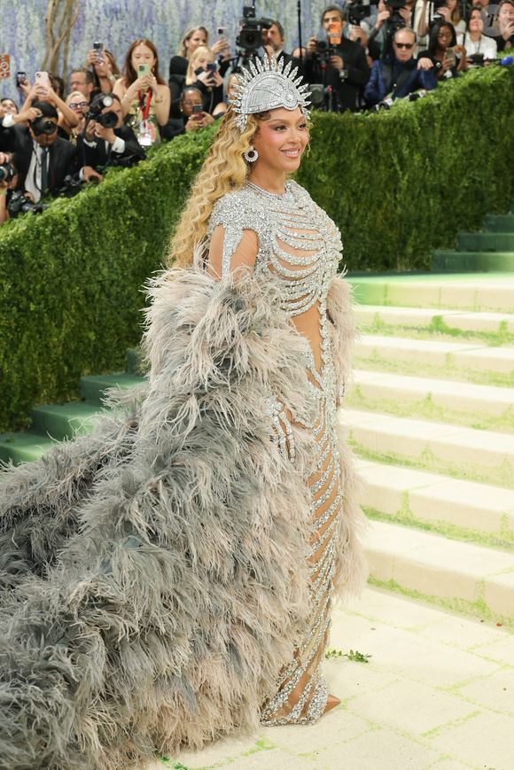 O visual de Beyoncé no Met Gala 2026 mistura fantasia, luxo e a tendência maximalista que voltou com tudo