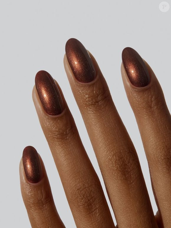 Marrom ocre - Em sintonia com a paleta outonal, o marrom ocre aparece como alternativa moderna e iluminada, trazendo calor e elegância às mãos