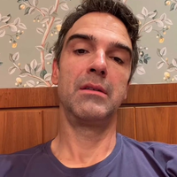 'Dormi mais de sete horas e não conseguia acordar': o desabafo de Tadeu Schmidt após a morte do irmão, Oscar, e o fim do 'BBB 26'