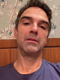 'Dormi mais de sete horas e não conseguia acordar': o desabafo de Tadeu Schmidt após a morte do irmão, Oscar, e o fim do 'BBB 26'