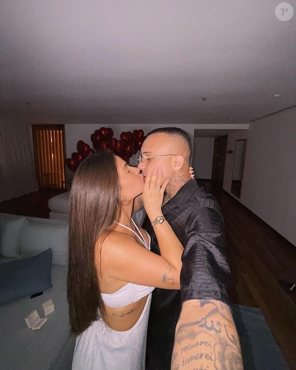 Para evitar especulações, Isa Ranieri se manifestou publicamente. A influenciadora publicou uma foto ao lado do marido e tranquilizou os fãs: "Gente, está tudo bem. Não tem nada acontecendo... Continuo casada SIM e estamos MUITO felizes", escreveu.
