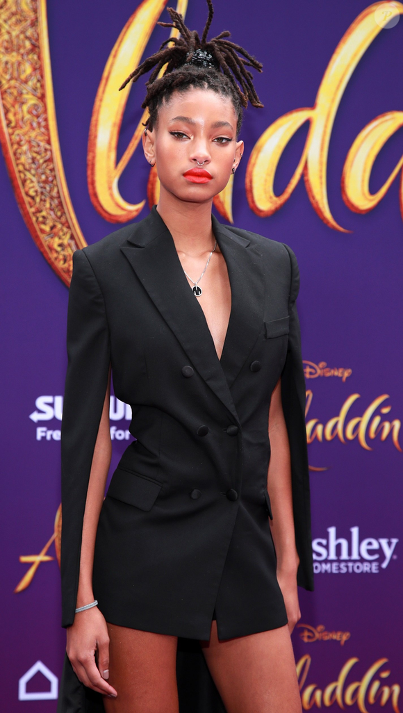 Willow Smith:  Sua estética camaleônica é tão desafiadora quanto inspiradora, abrindo espaço para um olhar mais inclusivo na indústria.
