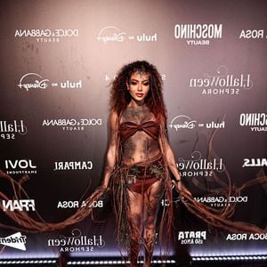 Any Gabrielly, de 'Habeas Corpus', da Netflix: o visual evoca elementos da natureza e raízes, destacando um conjunto de duas peças em tom marrom estruturado com amarrações. O corpo e os membros recebem pintura corporal artística simulando galhos, terra e folhagens secas acopladas. Will Anselmo, embaixador de Sebastian Professinals assinou o cabelo da atriz.