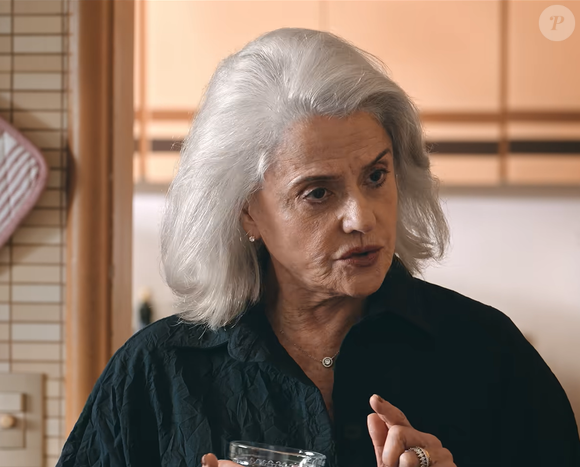 O cabeleireiro Eduardo Sánchez explicou à Vanity Fair España que “um cabelo desidratado é um cabelo poroso”. Essa característica ajuda a entender por que fios recém-penteados e alinhados podem ficar cheios de cabelinhos arrepiados e rebeldes quando entram em contato com a umidade