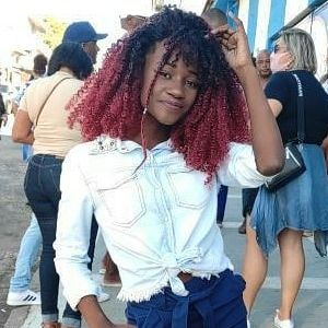 Lorena Raissa, ainda adolescente, já se destacava na Beija-Flor de Nilópolis, mostrando samba no pé e a forte ligação com a comunidade que a viu crescer dentro da quadra