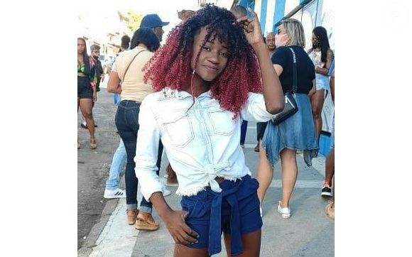 Lorena Raissa, ainda adolescente, já se destacava na Beija-Flor de Nilópolis, mostrando samba no pé e a forte ligação com a comunidade que a viu crescer dentro da quadra