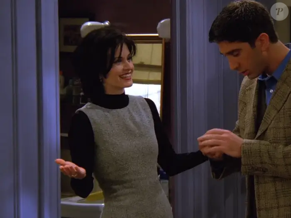 20 anos após fim de 'Friends', Mônica Geller mantém seu legado fashion: 20 fotos dos looks icônicos de Courtney Cox na série
