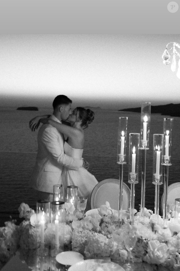 O jogador Gabriel Martinelli e a médica Isabella Rousso escolheram Santorini como cenário para a primeira celebração do casamento