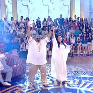 Beijos, abraços e emoção no palco: homenagem a Arlindo agita o Esquenta! com direito a declaração de amor da esposa e aplausos da plateia