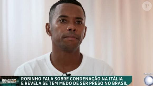 Robinho é flagrado andando pelo pátio de Tremembé falando sozinho, em mais um sinal de dificuldade de adaptação à cadeia, segundo jornalista