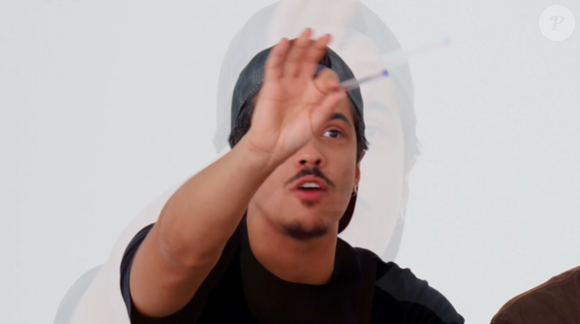 O que eles não esperavam, é que, na tentativa de convence-los de que era o comediante em questão, um homem acabou ficando totalmente pelado, deixando o ex de Luísa Sonza espantado.