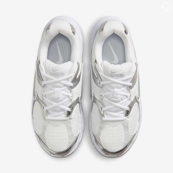 Entre os lançamentos esportivos mais comentados da temporada, o Nike V5 Run ganhou destaque por misturar design fashionista e funcionalidade. O tênis aposta em tons neutros e acabamento sofisticado para transformar até os looks mais básicos