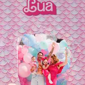 O tema da decoração foi um mashup fofo e criativo: Barbie Sereia, com direito a conchas, brilhos e tons pastel que misturavam o fundo do mar com o glamour da boneca