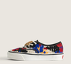 O Authentic LX 'Floral Needlework', da Vans, conquistou os fashionistas ao apostar em um cabedal totalmente bordado com flores multicoloridas, em uma composição que remete aos tradicionais trabalhos manuais e aos tapetes estampados que marcaram as décadas de 1970 e 1980