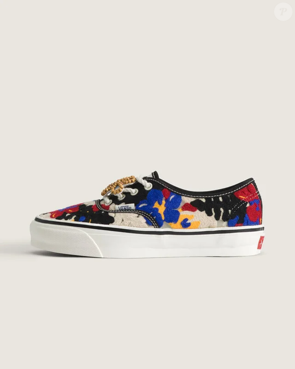 O Authentic LX 'Floral Needlework', da Vans, conquistou os fashionistas ao apostar em um cabedal totalmente bordado com flores multicoloridas, em uma composição que remete aos tradicionais trabalhos manuais e aos tapetes estampados que marcaram as décadas de 1970 e 1980