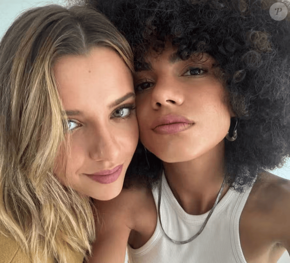 Samantha já falou publicamente sobre o relacionamento com Manu Morelli. "É uma relação muito gostosa. É muito prazeroso ter uma pessoa ao meu lado que, além de eu admirar como artista, me inspira por ser quem é", disse ao Extra.