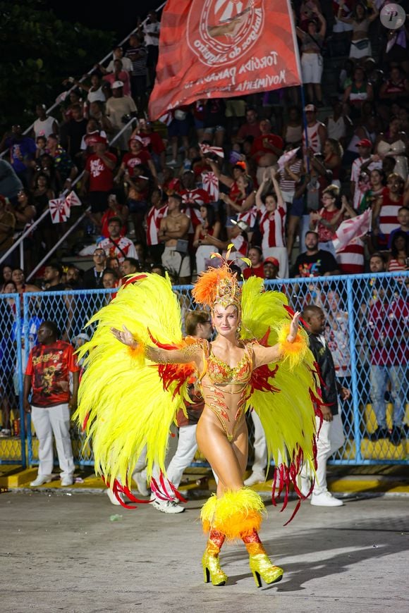 Bruna Griphao desfilou com um costeiro enorme