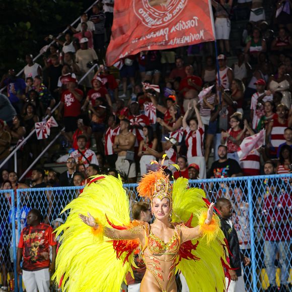 Bruna Griphao desfilou com um costeiro enorme
