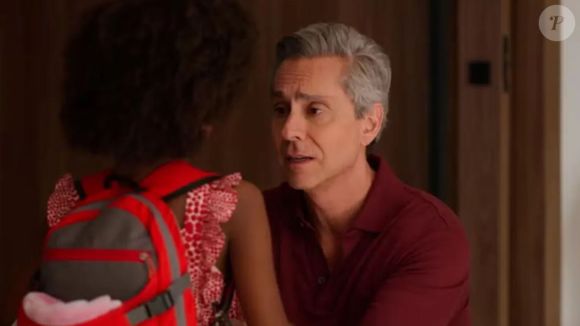 Marco Aurélio (Alexandre Nero) tenta adotar Sarita (Luara Telles) na novela 'Vale Tudo'