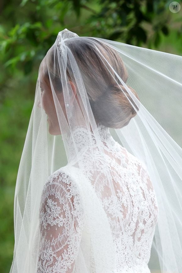 O vestido de Harriet Sperling reforça a tradição dos casamentos da aristocracia britânica com renda, véu e mangas longas
