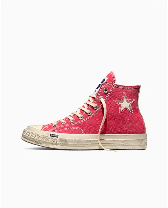 A parceria entre Converse e Madhappy ganha um novo capítulo com um Chuck 70 de edição limitada que aposta em acabamento premium, detalhes nostálgicos e uma cor cheia de personalidade