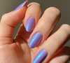 As unhas peroladas unem brilho delicado e elegância, tornando-se uma das principais tendências de manicure do momento