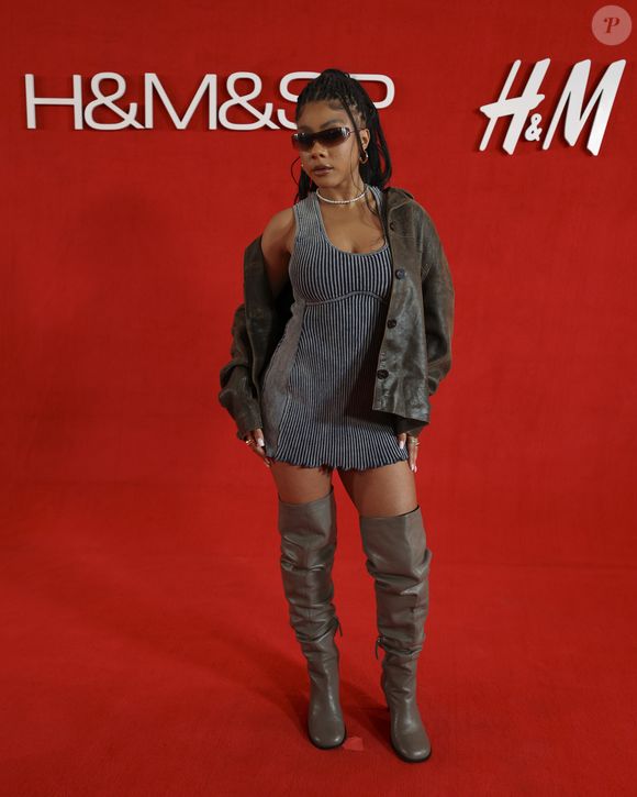 H&M no Brasil: Julia Costa marcou presença na inauguração da marca em São Paulo