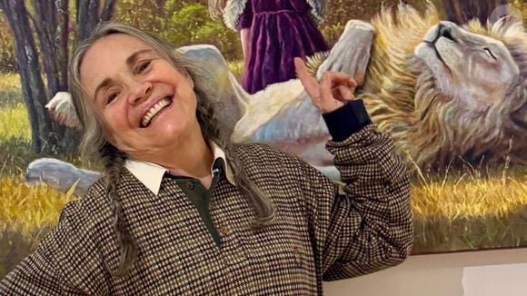 'Sofrendo': Regina Duarte revela dor e choca com aparição em cadeira de rodas por causa de bolha no pé