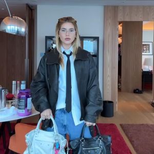 Virginia fica em dúvida entre bolsas da grife Balenciaga