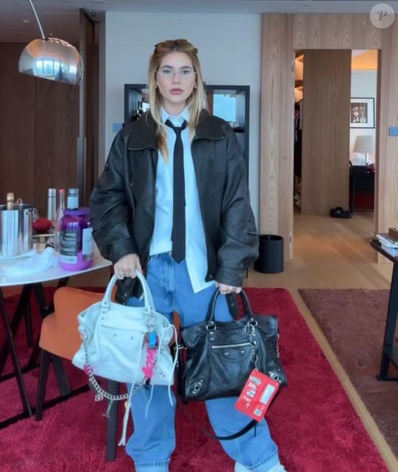 Virginia fica em dúvida entre bolsas da grife Balenciaga