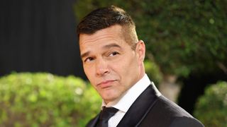 53 com carinha de 30: Ricky Martin já gastou mais de R$ 100 mil em procedimentos para rejuvenescer e apostou em tecnologia queridinha de Xuxa