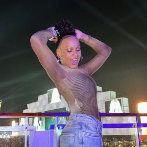 A atleta Rebeca Andrade aposta no poder do tule, tendência que atravessa temporadas e nunca sai de moda. Entre sobreposições e transparências, a peça surge como uma escolha certeira para curtir o Rock in Rio 2026 com conforto e um toque fashion