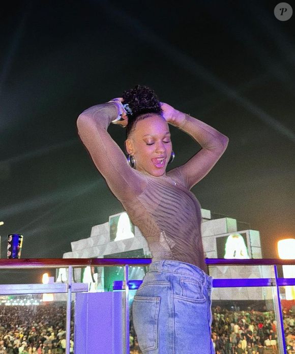 A atleta Rebeca Andrade aposta no poder do tule, tendência que atravessa temporadas e nunca sai de moda. Entre sobreposições e transparências, a peça surge como uma escolha certeira para curtir o Rock in Rio 2026 com conforto e um toque fashion