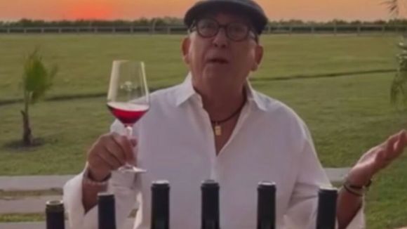 Com 108 hectares e localizada em cidade gaúcha com menos de 11 mil habitantes: Galvão Bueno, aos 76 anos, é dono de vinícola charmosa com casa de estilo rústico às margens da BR-293, na 'Califórnia brasileira'