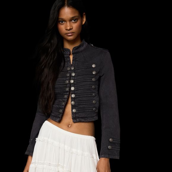 Encontrei na Zara, Renner e Bershka as jaquetas napoleônicas virais no estilo Michael Jackson e Paquita; confira tendência em alta