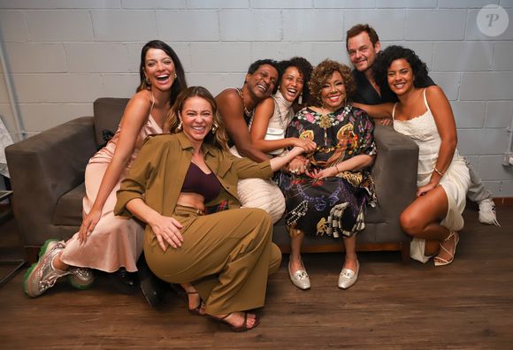 Atores da novela 'Vale Tudo' se reuniram em show de Alcione