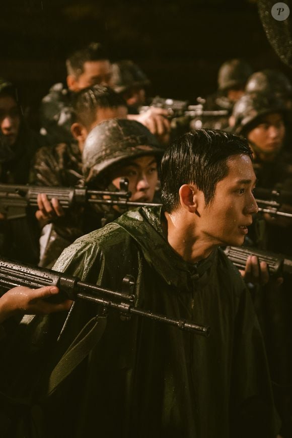 Em 'D.P. Dog Day', Ahn Joon-ho é um soldado em alistamento militar que passa a integrar a equipe que captura desertores