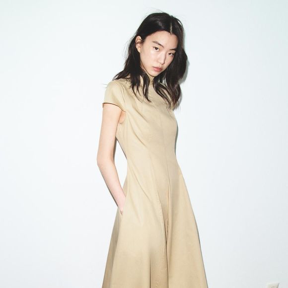 O bege nada básico que redefine o minimalismo; este vestido midi em tom bege é uma ode ao visual clean, mas com um toque maximalista na gola alta com laço que foge do comum