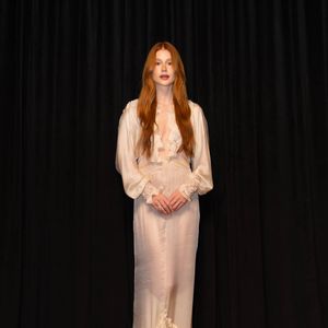 Todo em off white e com aplicações no punho, Marina Ruy Barbosa impressionou com a peça em tom e estilo dramático