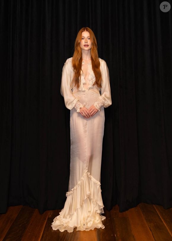 Todo em off white e com aplicações no punho, Marina Ruy Barbosa impressionou com a peça em tom e estilo dramático