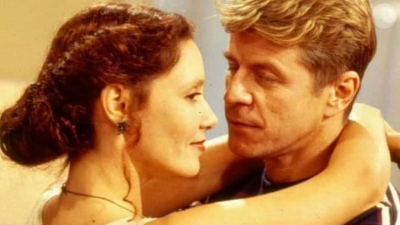 Qual é o segredo de Raul (Miguel Falabella) na novela 'A Viagem'? Irmão de Diná (Christiane Torloni) conta para Alberto que o filho de Andrezza (Claudio Cavalcanti) não é dele, mas vai criar a criança