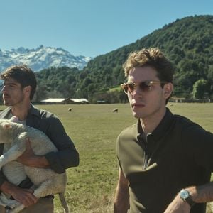Em entrevista exclusiva concedida ao Purepeople, o jovem artista, que também estrela a campanha de inverno da Highstil ao lado de Evandro Soldati, falou sobre como foi crescer acompanhando de perto a rotina de gravações dos pais e como essa vivência o ajudou na adaptação aos sets profissionais