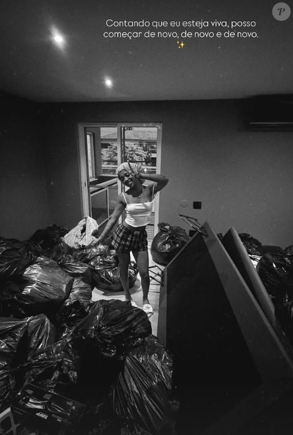Sem citar Poze do Rodo, Vivi Noronha apareceu cercada por sacos de lixo e falou em 'recomeçar'
