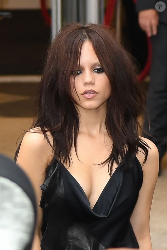 2025: para promover a segunda temporada de 'Wandinha', Jenna Ortega entrou na personagem novamente, mas seu visual causou na web