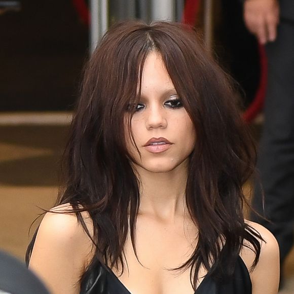 2025: para promover a segunda temporada de 'Wandinha', Jenna Ortega entrou na personagem novamente, mas seu visual causou na web