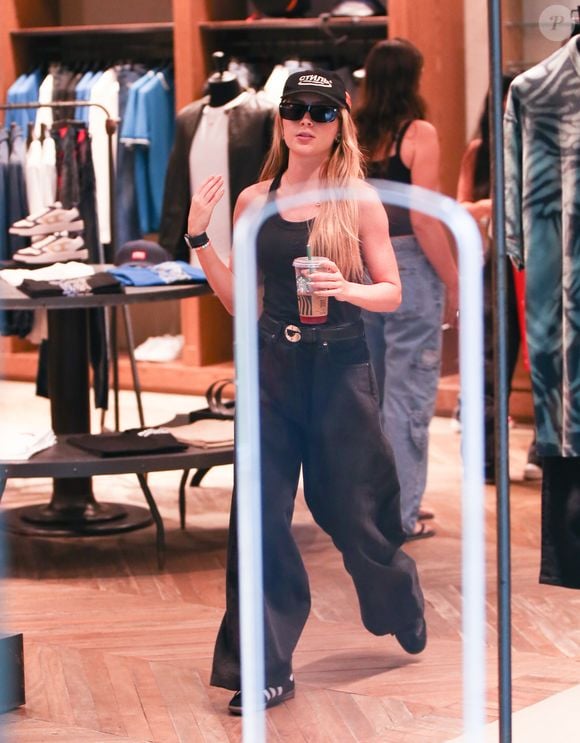 Jade Picon optou por um conjunto preto simples, mas marcante, enquanto passeava em um shopping carioca